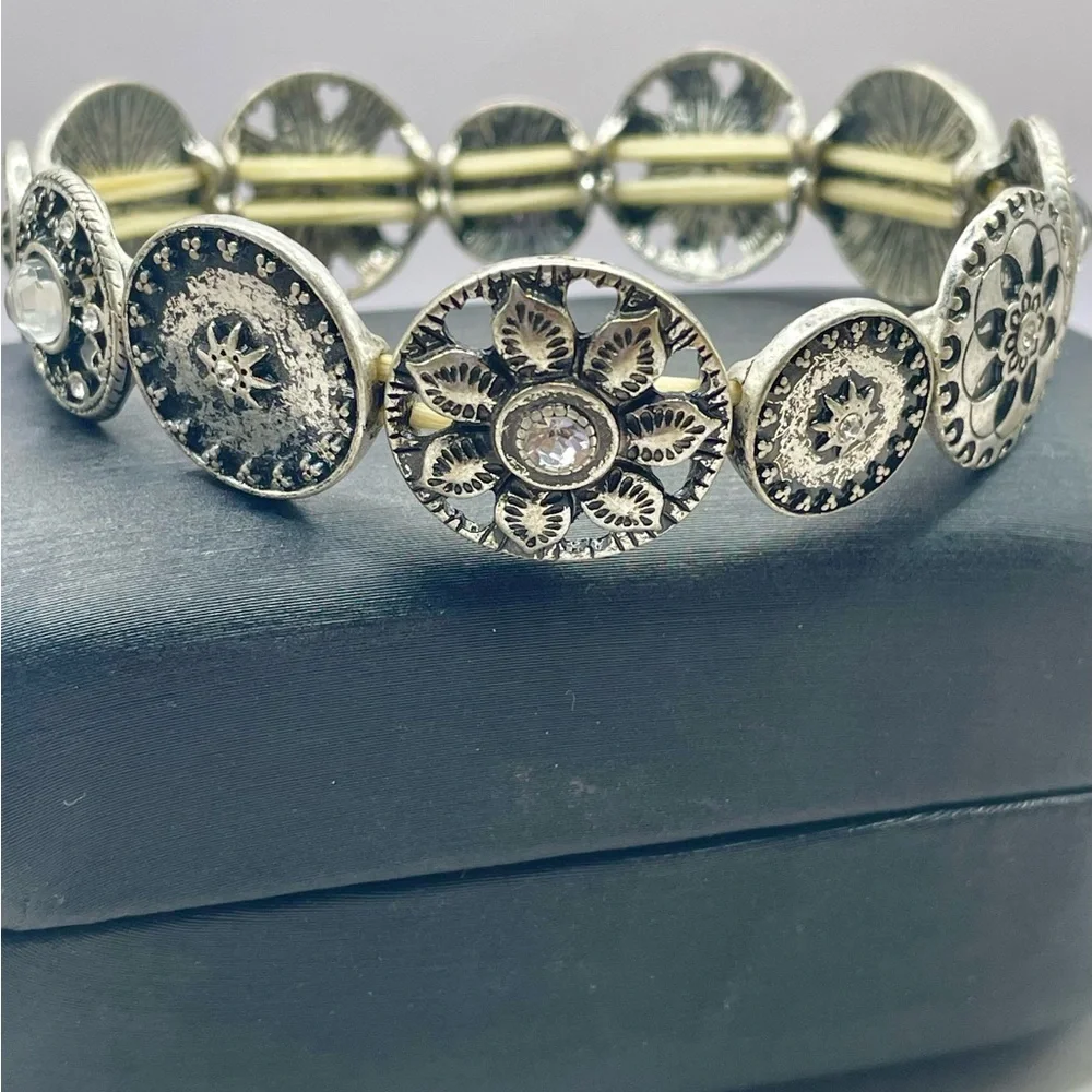 Elegant Silver Tone Medallion Floral Stretch Bracelet w/Crystal Accents. Sz. 7